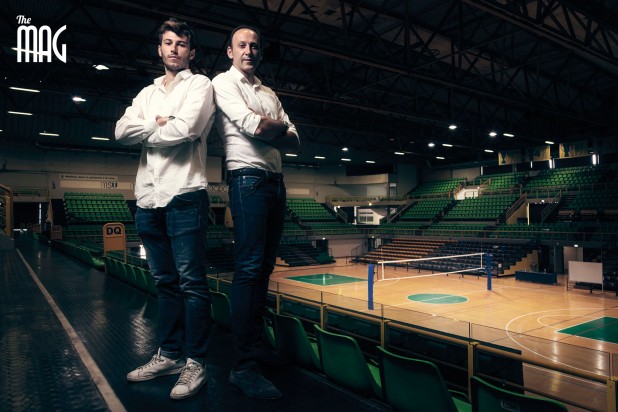 Andrea Sartoretti e Luca Sartoretti insieme posano all'interno del Pala Panini di Modena
