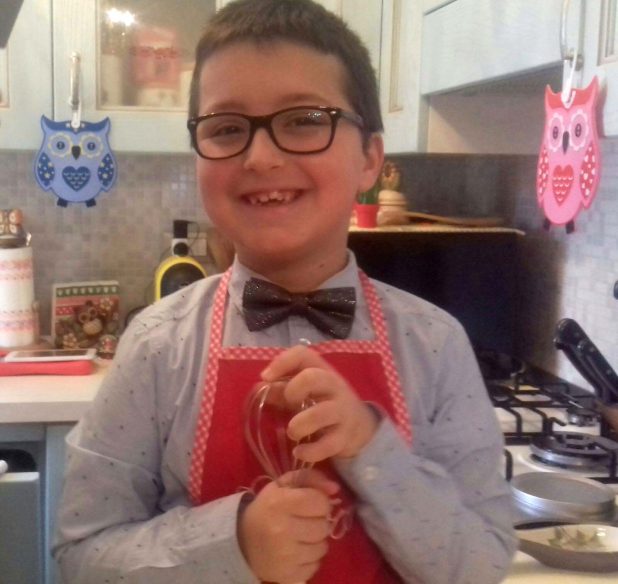 il piccolo Pietro Bake Off Italia sorridente in cucina