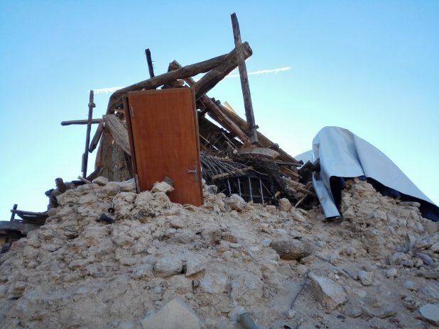 Una casa distrutta dal terremoto di Norcia 