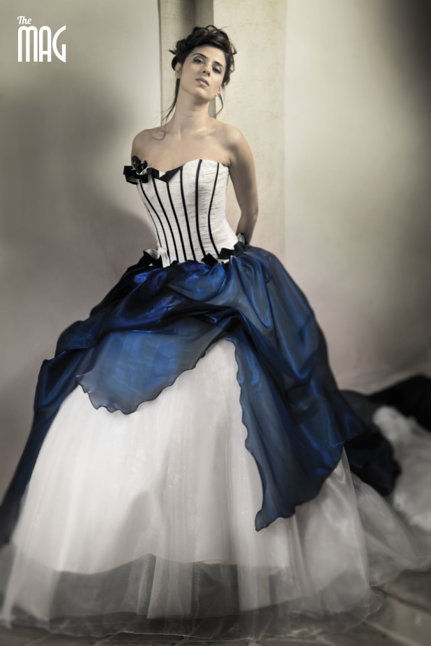 lucia rossi - ritratto con abito bianco e blu a figura intera