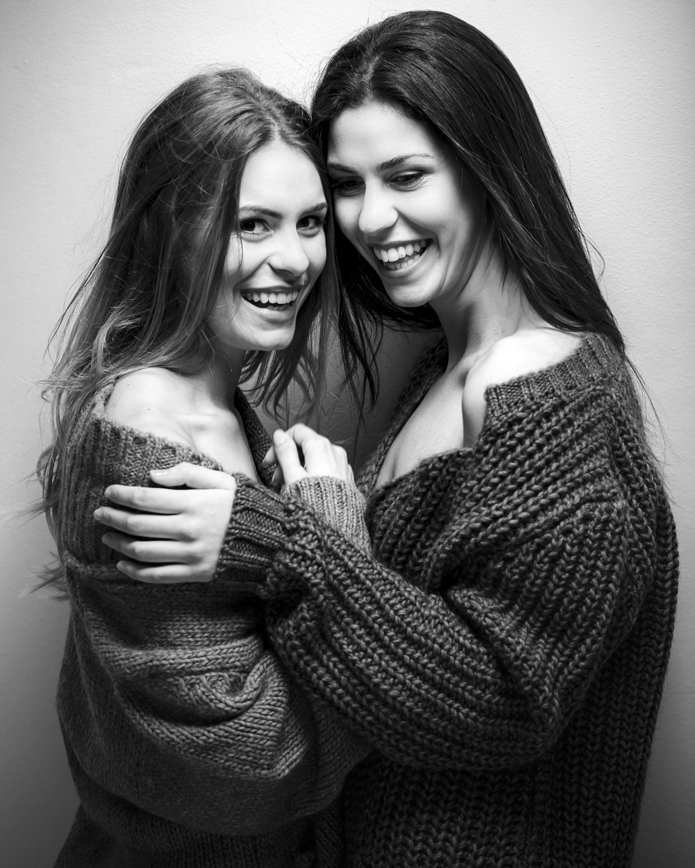 Arianna Torrioli e Sofia Pompei abbracciate insieme con maglie invernali stringendosi