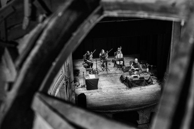 I musicisti dello spettacolo Viaggio al termine della notte con Elio Germano