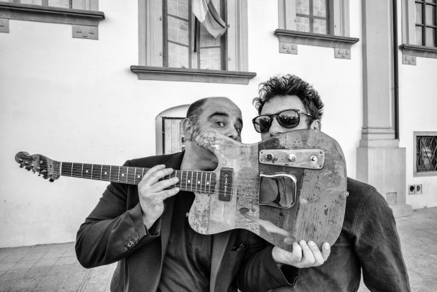 Elio Germano scherza con Teho Teardo nascondendosi dietro la chitarra