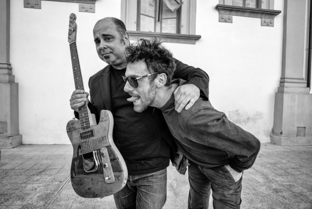 Elio Germano scherza facendo una linguaccia davanti al teatro di Anghiari