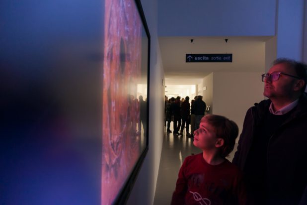 Visitatori al museo Burri davanti agli schermi multimediali