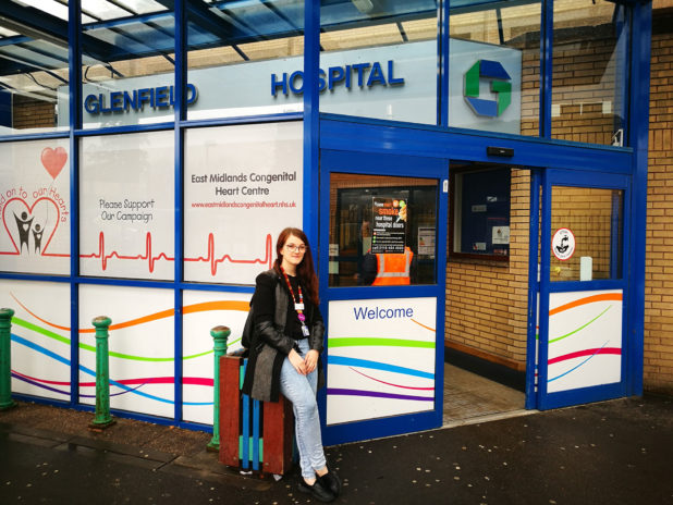 Sofia Robellini all'entrata dell'ospedale di Leicester