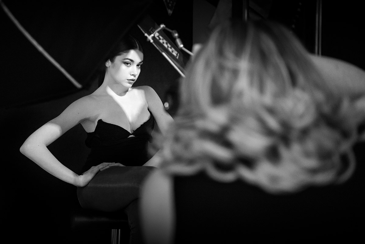 La fotografa Marianna Santoni in una immagine di backstage con modella
