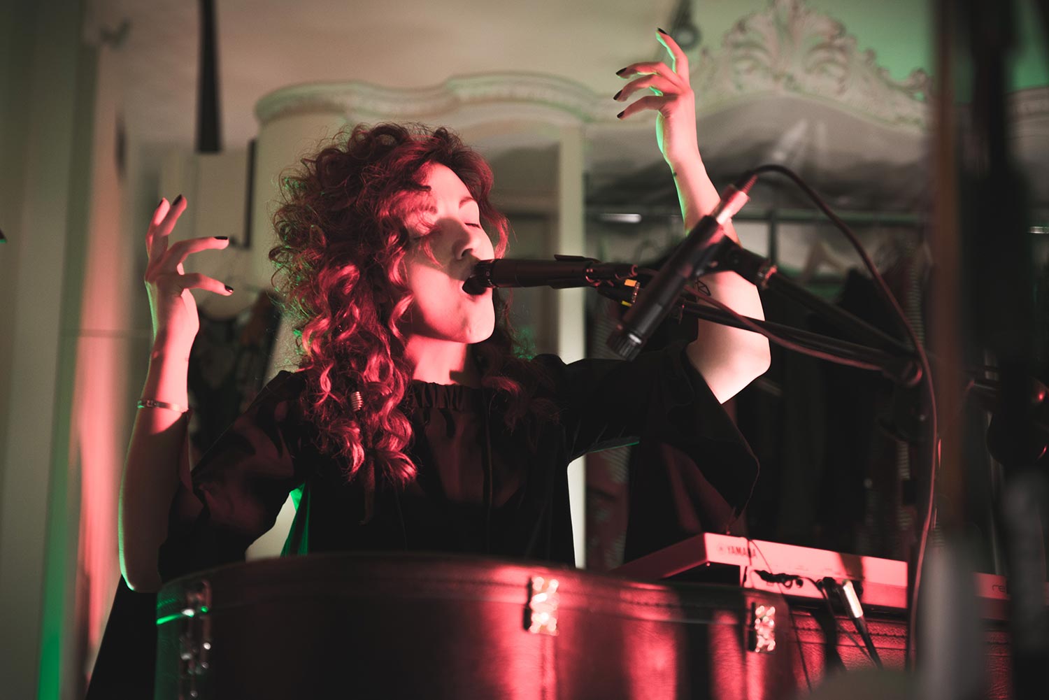 Daiana dei Daiana Lou mentre suona le percussioni e canta