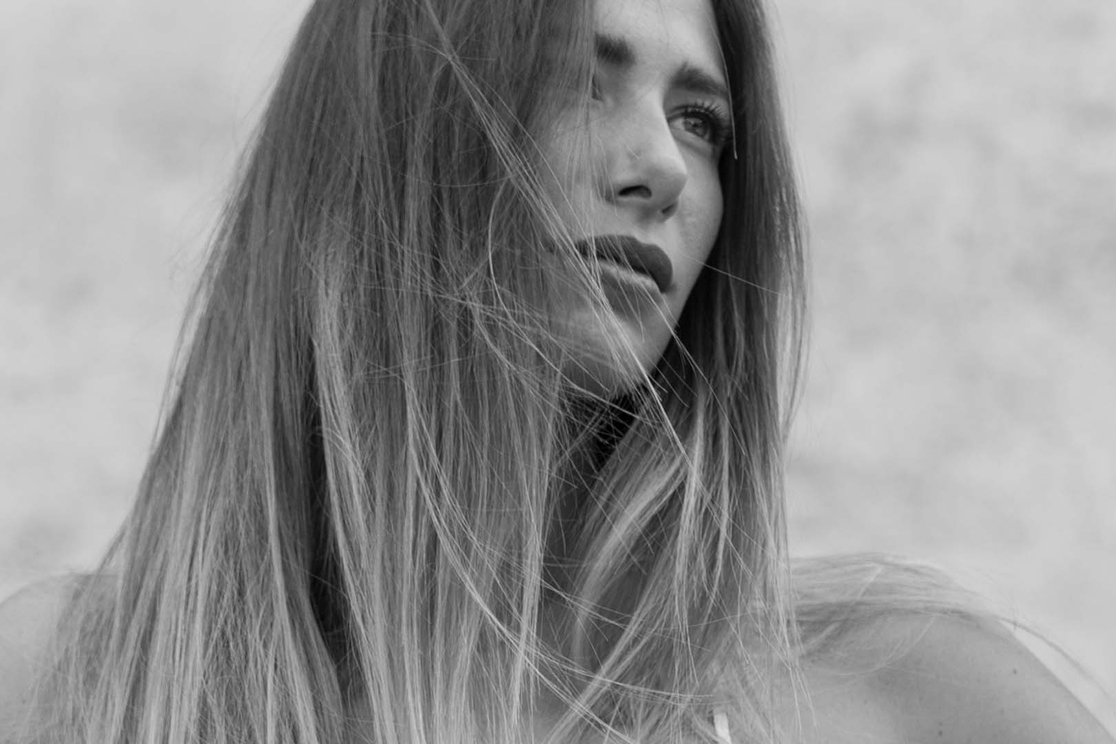 Monica Bartolucci con i lunghi capelli sciolti in un ritratto in bianco e nero