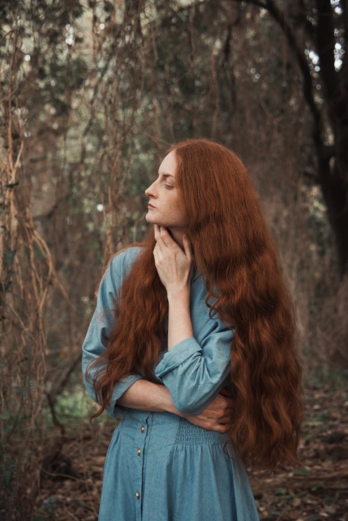 Giulia Beltrame posa con i lunghi capeli rossi fotografata da Giorgia Fanelli
