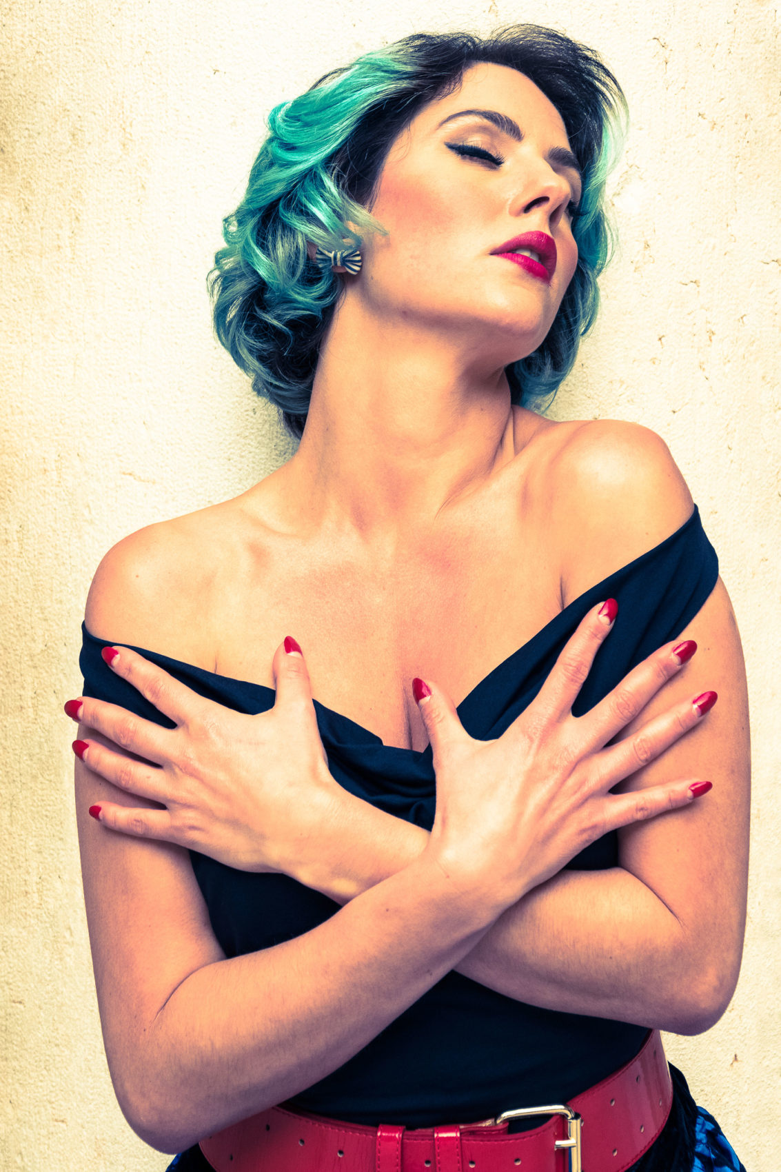 Jessica Frascarelli fotografata in primo piano con le braccia raccolte sul seno