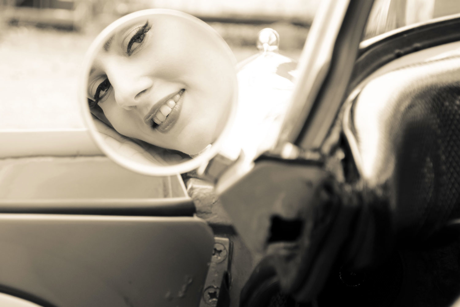 Jessica Frascarelli sorride riflessa nello specchietto retrovisore