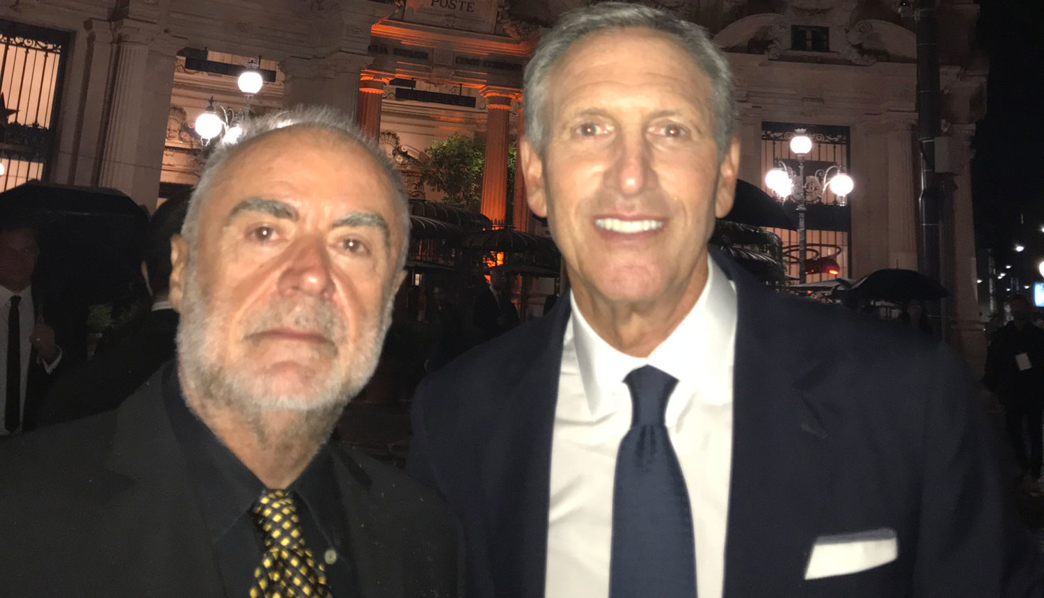 Fausto Bizzirri in un selfie con Howard Schultz davanti a Starbucks a Milano nel giorno dell'inaugurazione