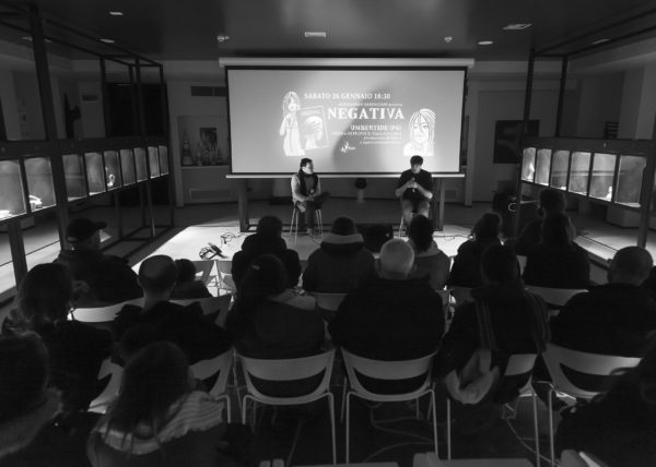 Alessandro Baronciani parla all'incontro sul libro NEGATIVA