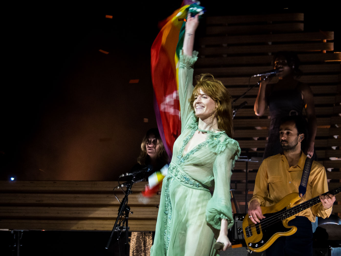 Florence e The Machine - “Togliete quei cellulari e abbracciatevi!”