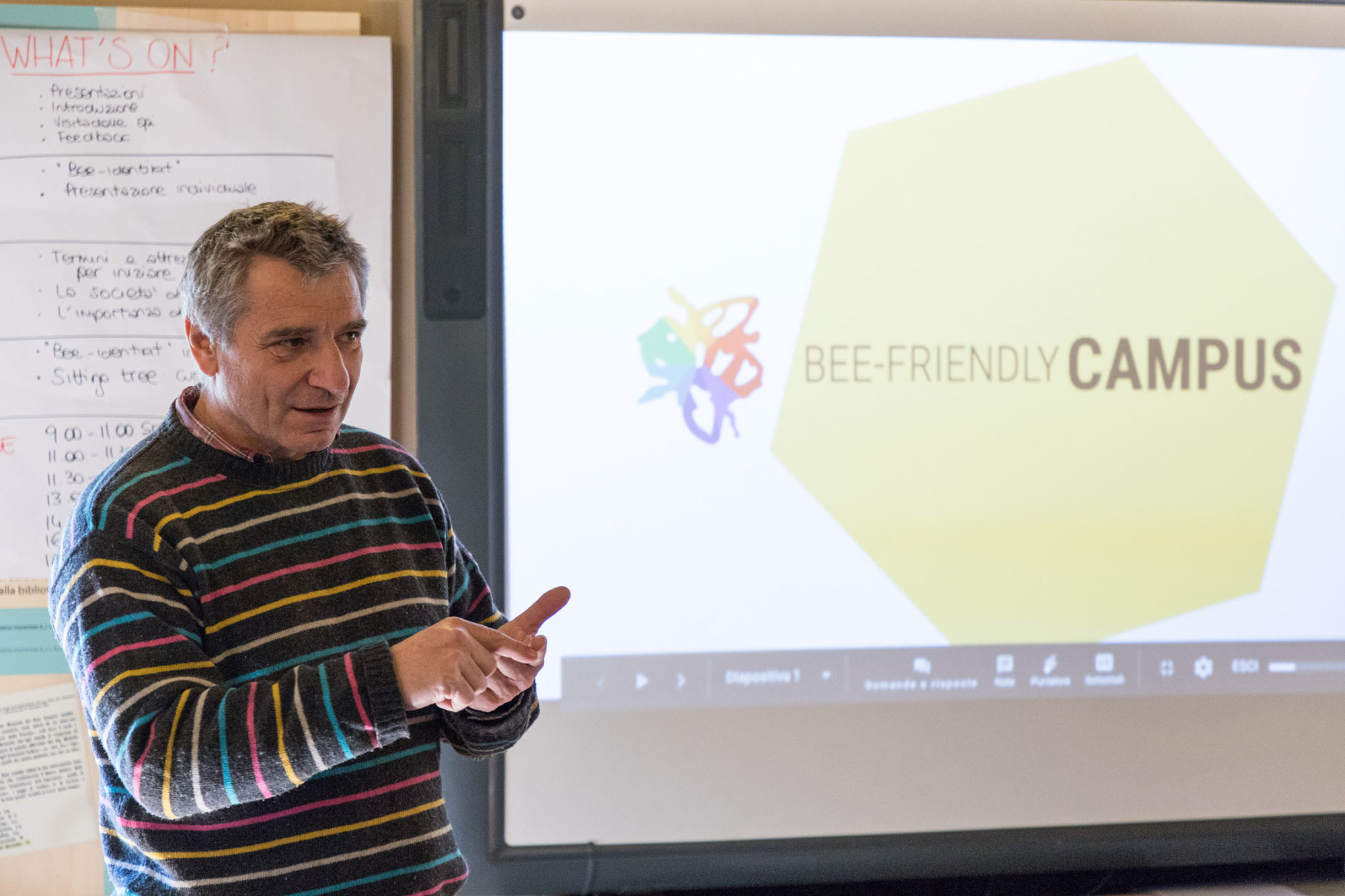 Marco Valentini illustra dei concetti chiave dell'apicoltura bio sostenibile ad un corso bee-friendly CAMPUS