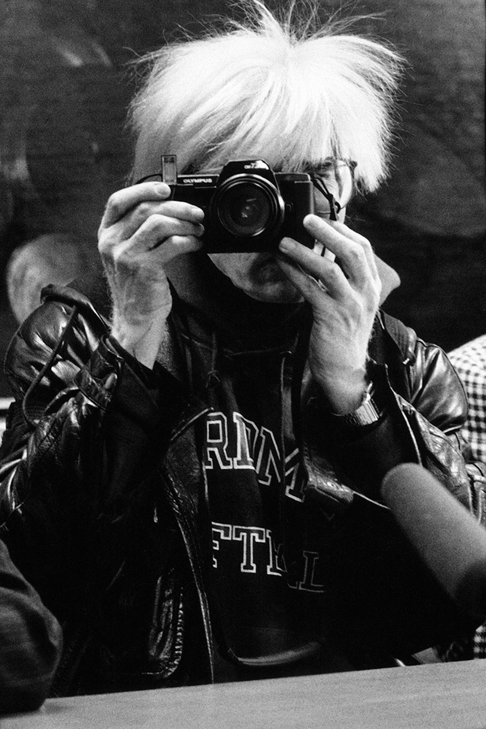 Andy Warhol che fotografa Maria Mulas