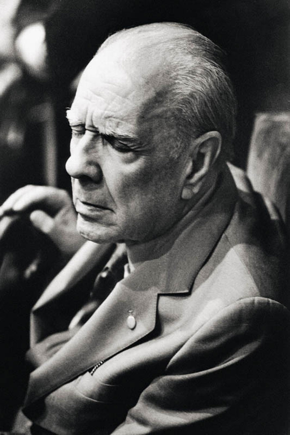 Jorge Louis Borges con gli occhi chiusi fotografato da Maria Mulas