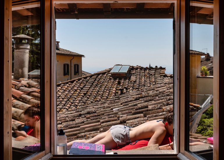 Figlia di Marco Giugliarelli mentre prende il sole nel tetto di casa